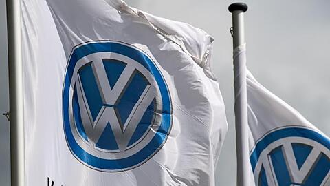 Flaggen mit dem VW-Logo. In der Arbeitsgruppe mit dem Namen "Projekt 1" ging es bis zur Kündigung der Beziehungen darum, wie VW mit dem streitbaren Zulieferer umgehen sollte.