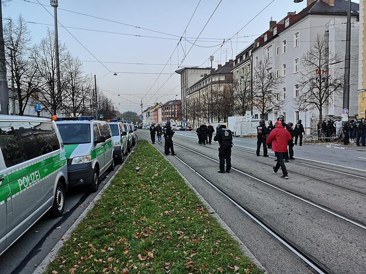 Auch nach dem Spiel kam es am Grünwalder Stadion offenbar zu vereinzelten Festnahmen - wie diese Szene zeigt. Welchem Fanlager dieser Festgenommene (im Hintergrund) zuzuordnen ist, war nicht zu erkennen.