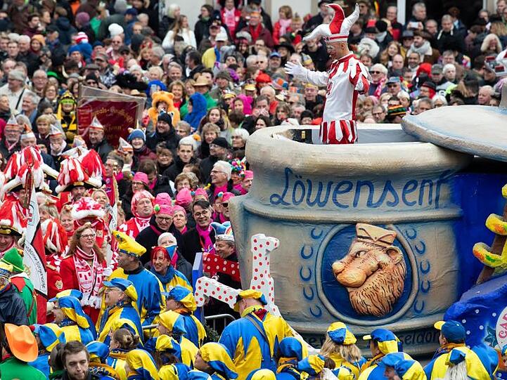 Die Düsseldorfer Karnevalsfigur Hoppeditz spricht vor dem Rathaus.
