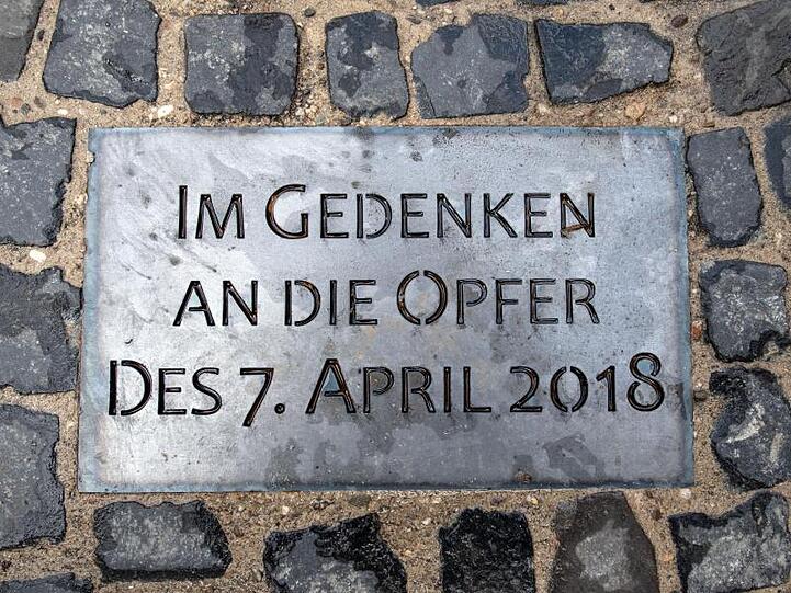 Eine Gedenktafel erinnert an die Opfer der Amokfahrt in Münster.