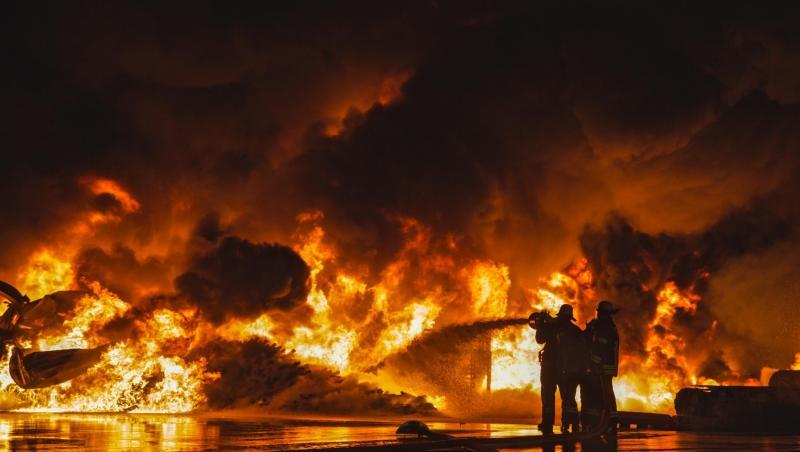 Feuerwehrleute löschen eine brennende Firmenhalle in Lauingen. Foto: Dennis Straub/Ostalb Network/dpa Feuerwehrleute löschen eine brennende Firmenhalle in Lauingen. Foto: Dennis Straub/Ostalb Network/dpa