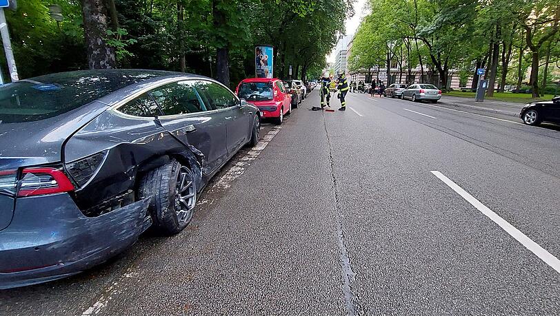 Ein Luxus-Audi fuhr am Sonntagabend in einen geparkten Tesla am Maximiliansplatz.
