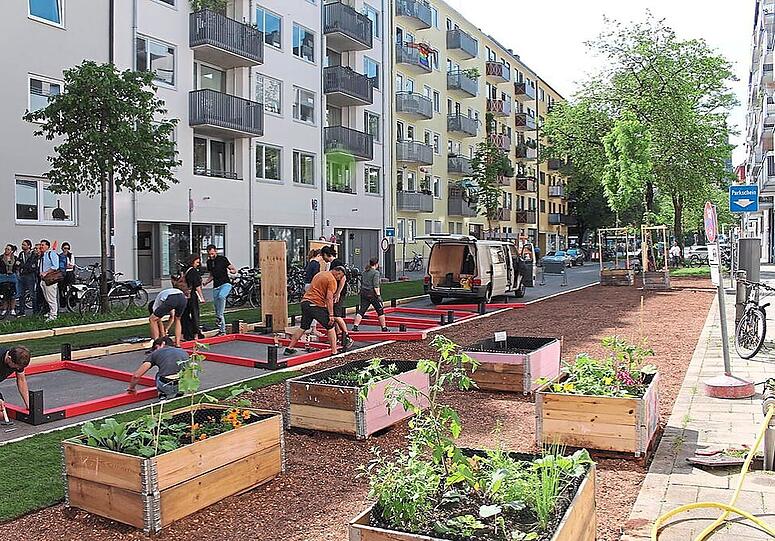Zeitgleich ist auch in der Kolumbusstraße aus Parkplätzen Rasen oder Sitzfläche geworden. In der Au gibt es auch entschiedene Gegner.