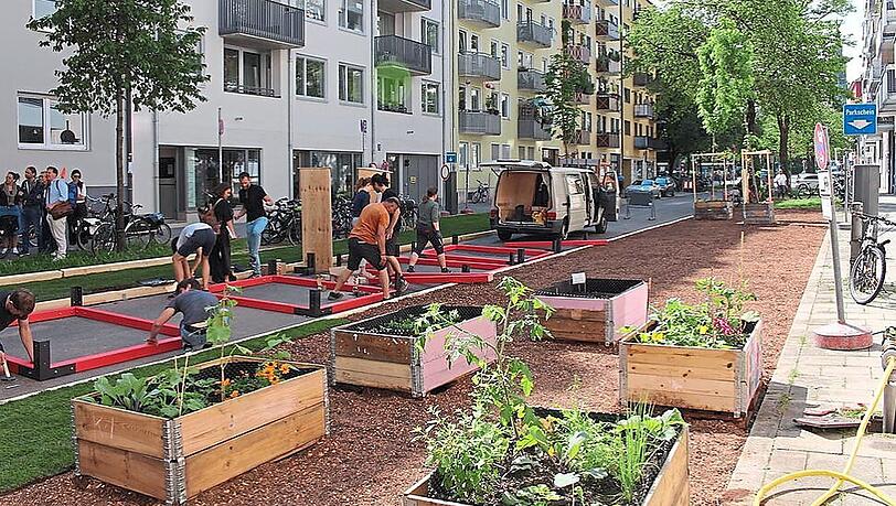 In der Kolumbusstraße sind aus Parkplätzen Rasen oder Sitzflächen geworden. Bei Anwohnern ist das Projekt umstritten.