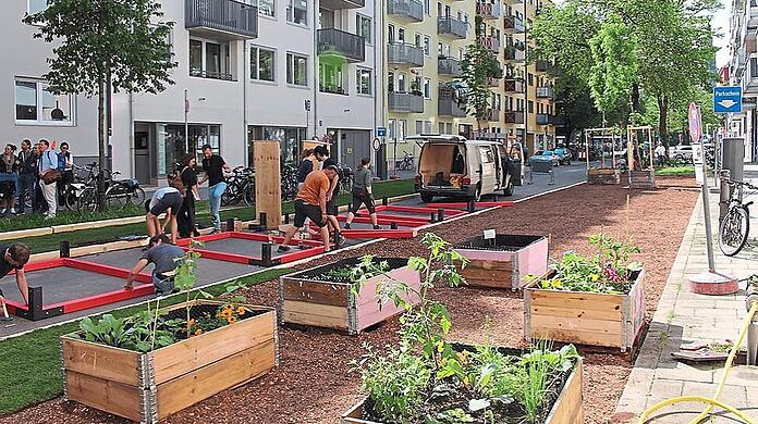 In der Kolumbusstraße sind aus Parkplätzen Rasen oder Sitzflächen geworden. Bei Anwohnern ist das Projekt umstritten.