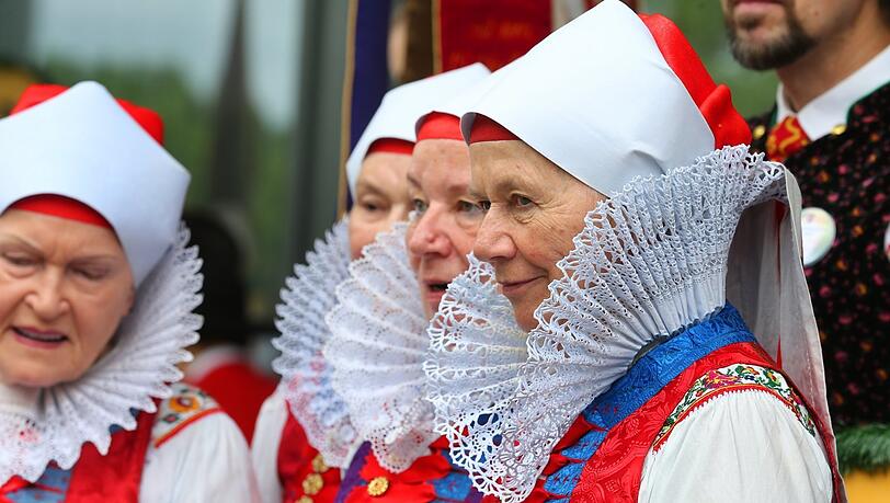 "Trachten, Tänze, Küche": Das alles gehört zu den Erinnerungen der Vertriebenen, die weitergegeben werden, sagt die Bayerische Vertriebenenbeauftragte Petra Loibl. Hier stehen Besucherinnen in Tracht der Wischauer Sprachinsel beim 68. Sudetendeutschen Tag in Augsburg.