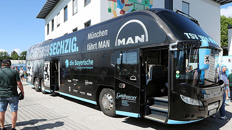 Beim Mannschaftsbus des TSV 1860 platzte bei der Rückkehr aus Rostock der Reifen.