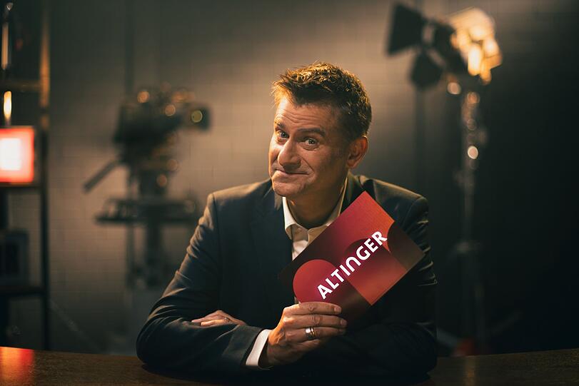 "schlachthof"-Gastgeber Michael Altinger tauscht in seiner Show "Altinger" den Stammtisch gegen einen Wohnzimmerschreibtisch und bgerüßt prominente Gäste bei sich im Studio. "schlachthof"-Gastgeber Michael Altinger tauscht in seiner Show "Altinger" den Stammtisch gegen einen Wohnzimmerschreibtisch und bgerüßt prominente Gäste bei sich im Studio.