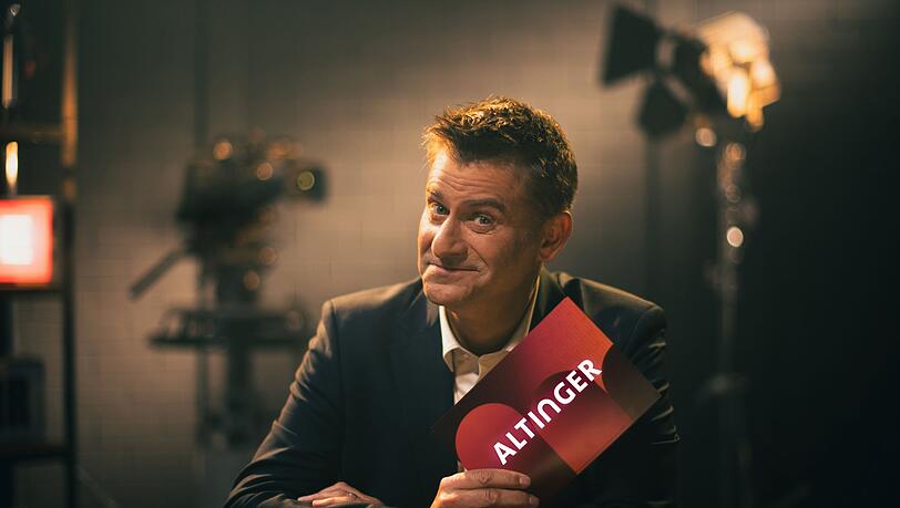 "schlachthof"-Gastgeber Michael Altinger tauscht in seiner Show "Altinger" den Stammtisch gegen einen Wohnzimmerschreibtisch und bger&uuml;&szlig;t prominente G&auml;ste bei sich im Studio.