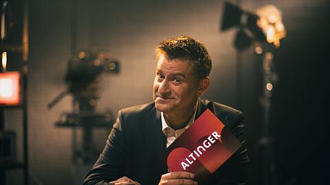 "schlachthof"-Gastgeber Michael Altinger tauscht in seiner Show "Altinger" den Stammtisch gegen einen Wohnzimmerschreibtisch und bger&uuml;&szlig;t prominente G&auml;ste bei sich im Studio.