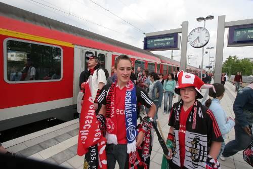 Zur Hinfahrt ins Stadion können die Club-Fans noch die S-Bahn nutzen. Doch nach dem Schlusspfiff ist die Strecke gesperrt.