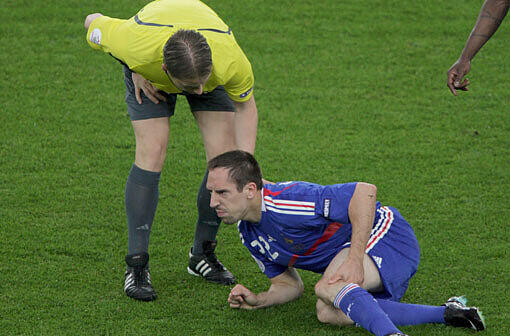 Das Aus in der Euro 2008. Ribery verletzt sich im Vorrundenspiel gegen Italien.