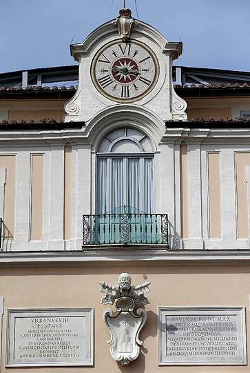Papst Franziskus hat am Samstag seinen Vorgänger Benedikt besucht, dessen Rücktritt den Wechsel an der Spitze der katholischen Kirche ermöglicht hat. Zu diesem historischen Treffen zweier Päpste begrüßten sich laut Vatikan beide mit einer Umarmung auf dem Hubschrauberlandeplatz.