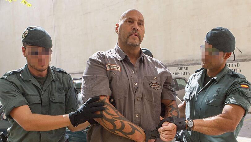 Im Juli nimmt die Polizei den Hells-Angels-Boss Frank Hanebuth auf Mallorca fest. Da wussten die Behörden noch nicht, dass der auch Terror-Aktionen koordiniert. Im Juli nimmt die Polizei den Hells-Angels-Boss Frank Hanebuth auf Mallorca fest. Da wussten die Behörden noch nicht, dass der auch Terror-Aktionen koordiniert.