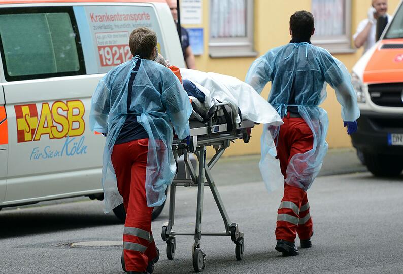 Ein Bewohner eines Altenheimes wird wegen einer Bombenentschärfung von zwei Sanitätern liegend verlegt.