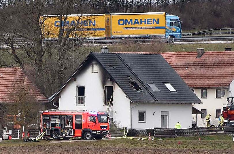 In Allershausen bei Freising stand am Montagnachmittag ein Wohnhaus in Vollbrand. Der Sachschaden beläuft sich auf rund 200.000 Euro.