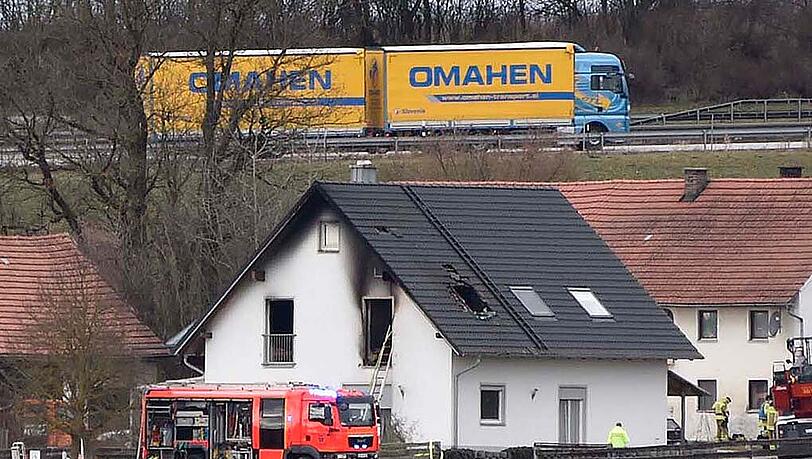 In Allershausen bei Freising stand am Montagnachmittag ein Wohnhaus in Vollbrand. Der Sachschaden beläuft sich auf rund 200.000 Euro. In Allershausen bei Freising stand am Montagnachmittag ein Wohnhaus in Vollbrand. Der Sachschaden beläuft sich auf rund 200.000 Euro.