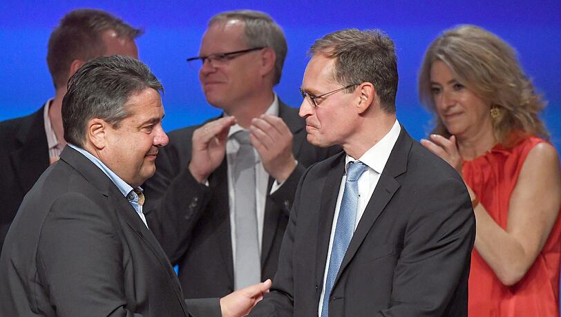 Der SPD-Parteivorsitzende Sigmar Gabriel drückte dem Spitzenkandidaten der Berliner SPD, Michael Müller nach den ersten Ergebnissen zur Abgeordnetenhauswahl die Hand. Foto: Bernd von Jutrczenka Der SPD-Parteivorsitzende Sigmar Gabriel drückte dem Spitzenkandidaten der Berliner SPD, Michael Müller nach den ersten Ergebnissen zur Abgeordnetenhauswahl die Hand. Foto: Bernd von Jutrczenka