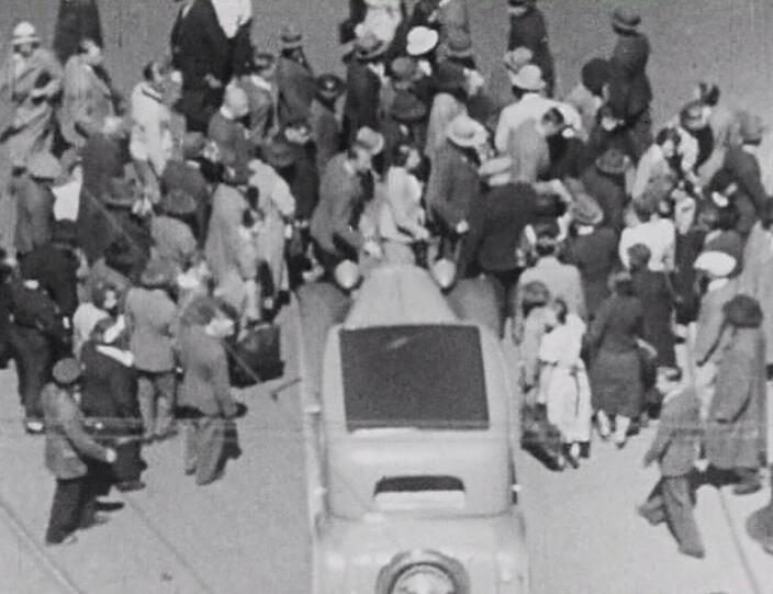 München im Jahre 1938: Eine Menschentraube am Marienplatz.