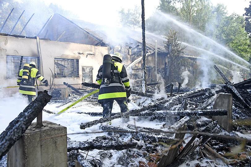 Die Bilder vom Großbrand in der Lagerhalle in Haimhausen.