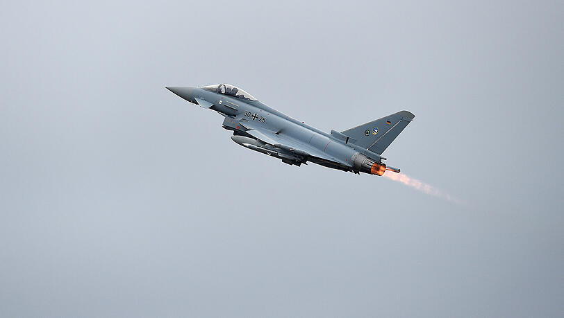Schon wieder hat ein Eurofighter einen Überschallknall ausgelöst. Schon wieder hat ein Eurofighter einen Überschallknall ausgelöst.