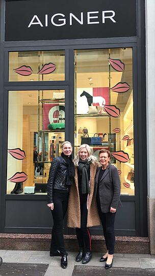 Leute-Kolumnistin Kimberly Hoppe mit Aigner-Besitzerin Evi Brandl (r.) und Vorstand Sibylle Schön.