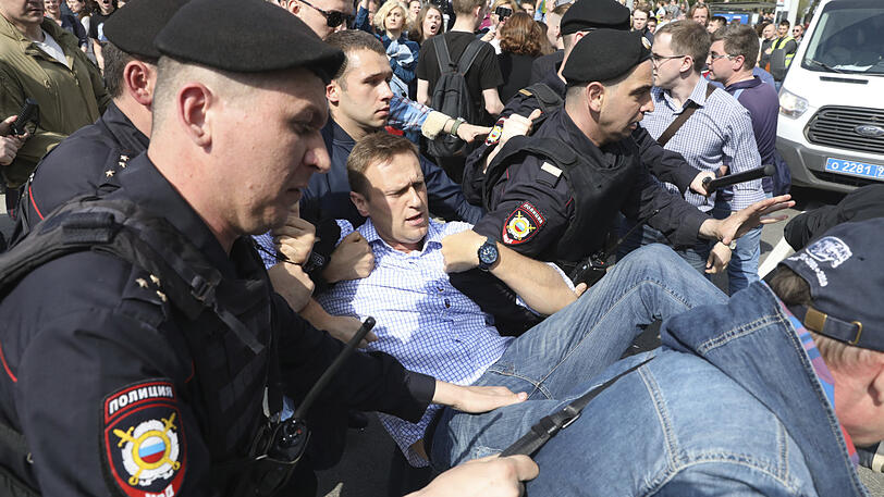 Russische Polizisten tragen den Oppositionspolitiker Alexej Nawalny bei einer Demonstration gegen Präsident Putin auf dem Puschkin Platz in der russischen Hauptstadt.