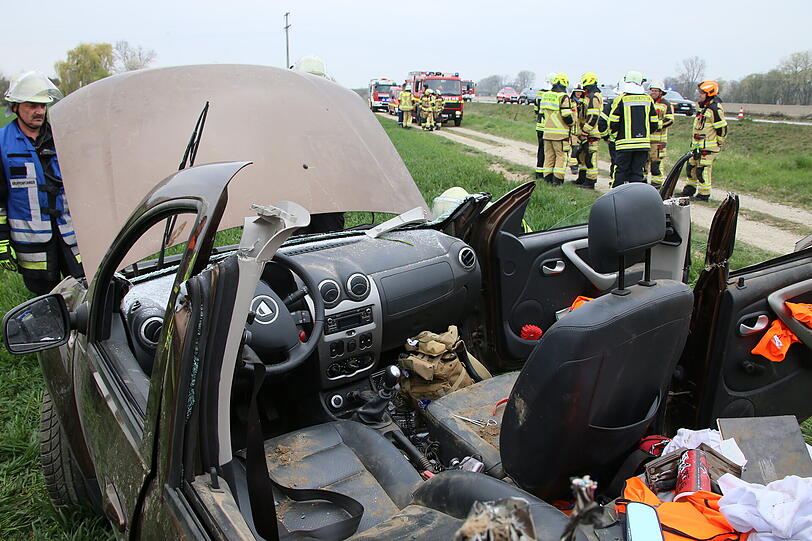 Die Feuerwehr musste das Dach des Wagens entfernen, um das Unfallopfer befreien zu können.