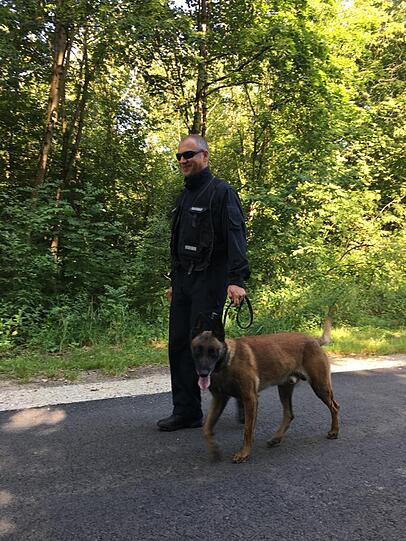 Leichensuchhund "Buzz" mit seinem Hundeführer.