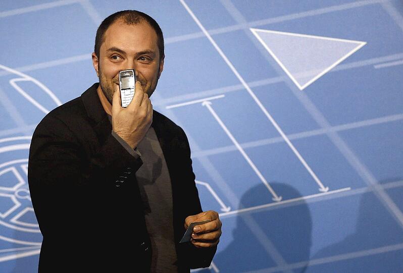WhatsApp-Mitgründer Jan Koum zeigt beim Mobile World Congress in Barcelona, welches Mobiltelefon er privat nutzt.