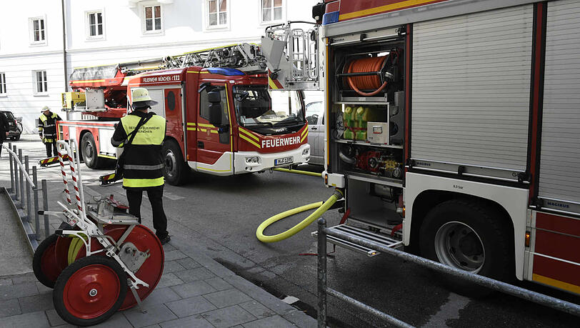 Die Feuerwehr konnte den Brand löschen. Trotzdem ist die Wohnung derzeit unbewohnbar. Die Feuerwehr konnte den Brand löschen. Trotzdem ist die Wohnung derzeit unbewohnbar.