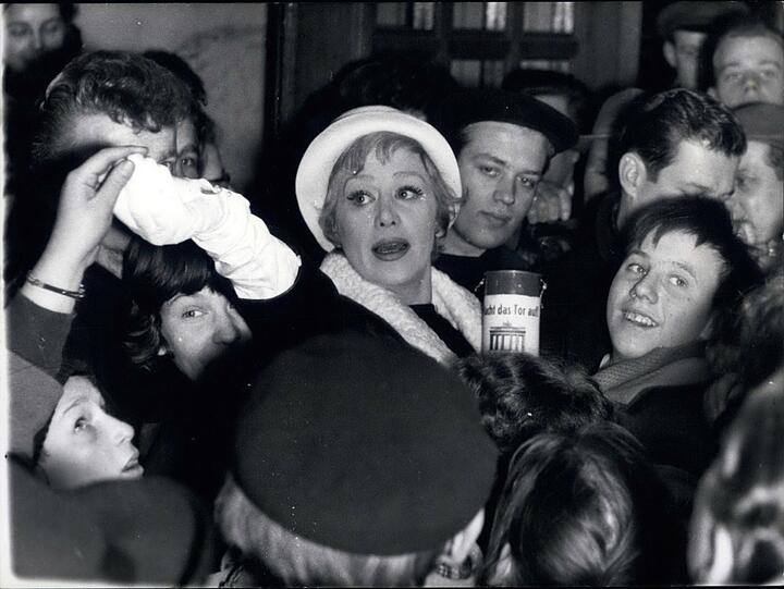 Februar 1959: Hilde umringt von Fans sammelt für Berlin.