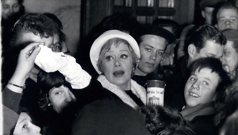 Februar 1959: Hilde umringt von Fans sammelt für Berlin. Februar 1959: Hilde umringt von Fans sammelt für Berlin.