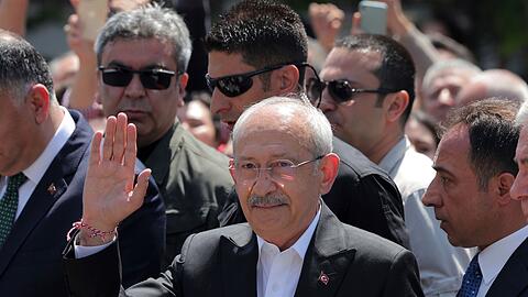 Kemal Kilicdaroglu winkt seinen Anhängern nach der Stimmabgabe in Ankara.
