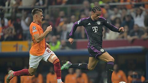 Bayerns Leroy Sané (r) im Laufduell mit Kazımcan Karataş.