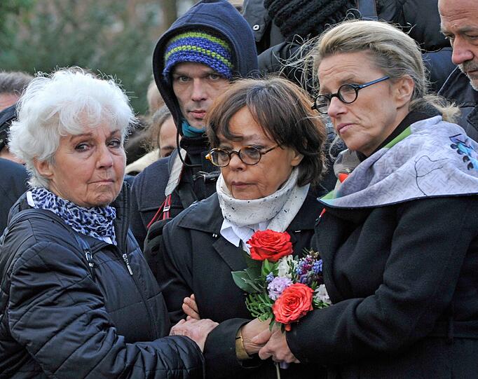 Die Witwe Simone Rethel (M), Heesters Tochter Wiesje Herold-Heesters (l) und seine Enkeltochter Wiesje Herold (r)