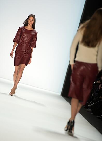 Hochgeschlossen oder freizügig. Auf der Fashion Week gibt es für jeden Geschmack etwas. Die Bilder von den Modenschauen.