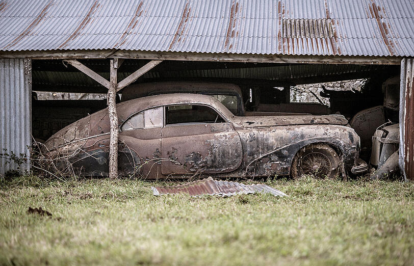 In einer französischen Scheunde wurden Dutzende legendäre Oldtimer gefunden. Geschätzer Wert: rund 16 Millionen Euro.