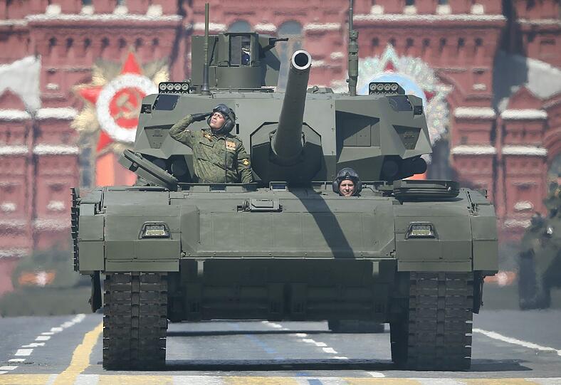 Zum 70. Jahrestag des Sieges der Sowjetunion über Hitlerdeutschland nahm Kremlchef Wladimir Putin die pompöse Waffenschau ab.