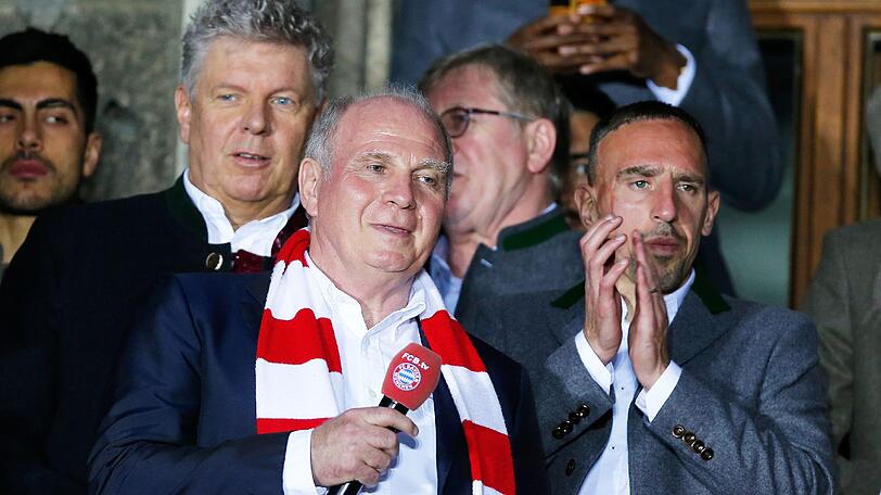 Vertraute beim FC Bayern: Uli Hoeneß (Mi.) und Franck Ribéry (re.).