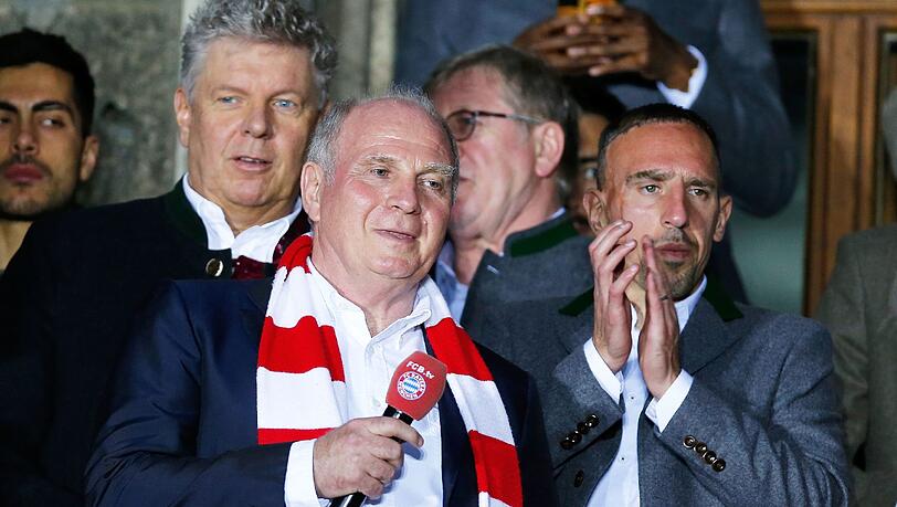 Vertraute beim FC Bayern: Uli Hoeneß (Mi.) und Franck Ribéry (re.).