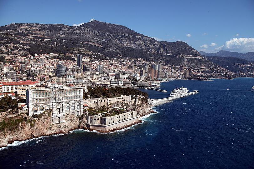 In den Straßenschluchten von Monaco lieferte 007 sich heiße Verfolgungsjagden mit einer rassigen Schönen.