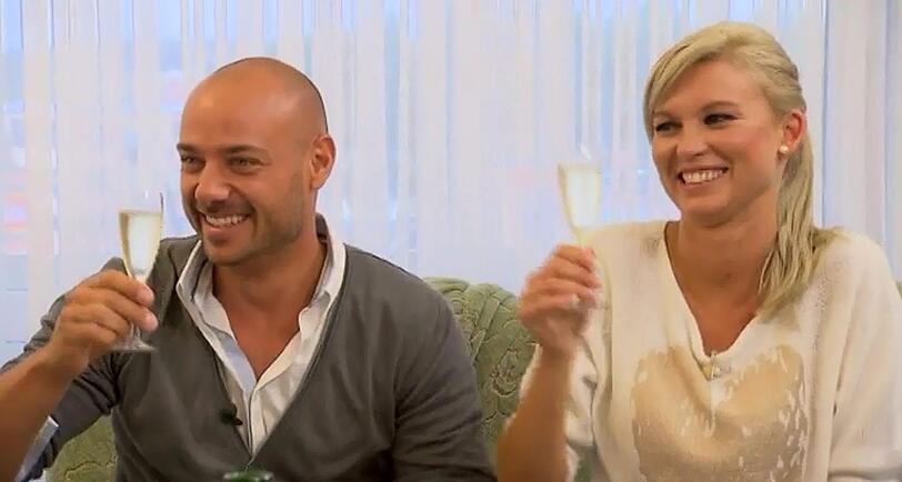 Katja und Christian stoßen auf den Geburtstag des Großvaters an.