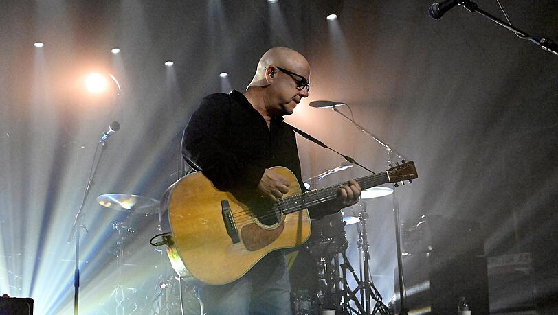 Pixies-Sänger und Gitarrist Frank Black, auch Black Francis genannt, spielt auf der Bühne der Münchner Tonhalle.