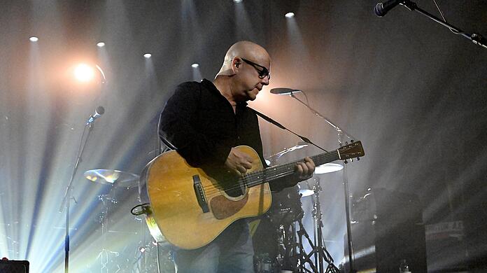 Pixies-Sänger und Gitarrist Frank Black, auch Black Francis genannt, spielt auf der Bühne der Münchner Tonhalle.