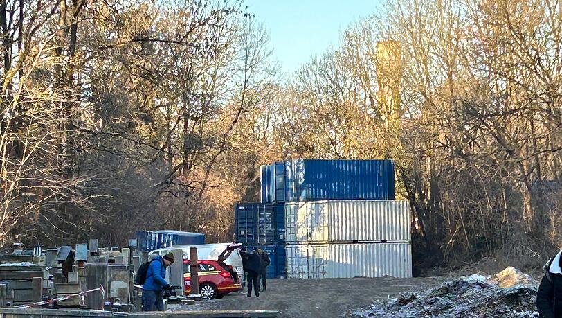 Mit diesen Containern soll die Sprengkraft der Bombe abgefangen werden.