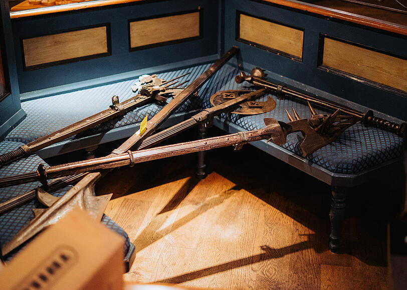 Ungew&ouml;hnliche Deko: Vielleicht finden diese mittelalterlichen Waffen bald ein neues Zuhause?