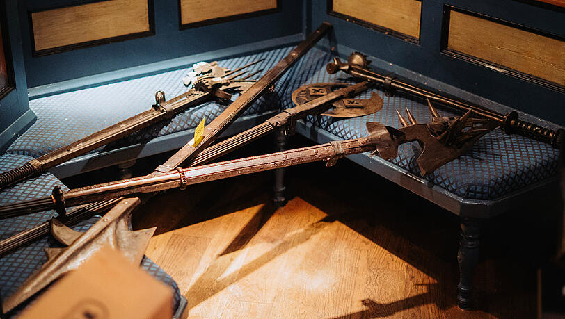 Ungew&ouml;hnliche Deko: Vielleicht finden diese mittelalterlichen Waffen bald ein neues Zuhause?