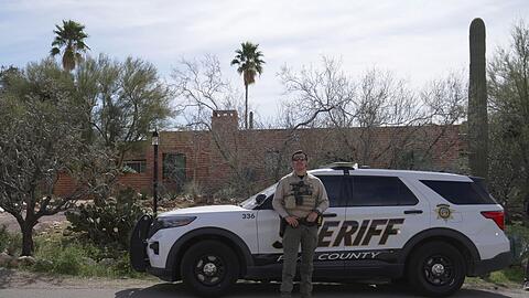Seit fast zwei Wochen sind neben vielen Medienvertretern Einsatzkr&auml;fte der Polizei vor dem Haus der verschwundenen Rentnerin Nancy Guthrie dauerhaft pr&auml;sent.