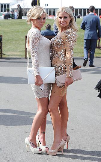 Ladies Day! Für die feinen Damen in England Tradition. Auf dem Aintree-Pferderennkurs bretzeln sich die Frauen ordentlich auf machen ausgelassen Party. Die Bilder vom schrägen Society-Event.